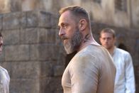 Papillon – L - R: Roland Møller als Celier, Charlie Hunnam als Henri «Papillon» Charrière