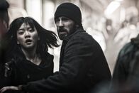 Snowpiercer – Mit chemischen Kältemitteln hatte die Menschheit versucht, die globale Erderwärmung zu stoppen. Doch das Resultat ist eine globale Eiszeit. Die einzige Hoffnung der wenigen überlebenden Menschen ist ein 650 Meter langer Zug, der stetig durch die Eiswüste rattert. Doch da im Zug eine strikte Klassentrennung herrscht, muss die Unterschicht in desolaten Verhältnissen leben, während die Oberschicht dem Luxus frönt. Jetzt planen Curtis (Chris Evans, r.) und die junge Yona (Ah-sung Ko, l.) den Aufstand ...
