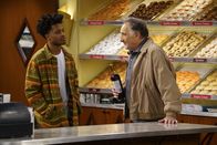 Superior Donuts – Franco (Jermaine Fowler, l.); Arthur (Judd Hirsch, r.)