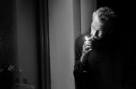 Der Kommissar und die Alpen – Rocco (Marco Giallini) in einem seiner vielen einsamen Momente.