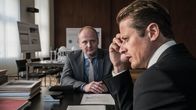 Die Chefin – Staatsanwalt Hartmann (Christian Hockenbrink, l.) informiert Dr. Wollinger (Roman Knizka, r.) über den Tod seines Angestellten.