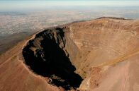 Leben mit Vulkanen – Jedes Jahr besuchen Millionen Touristen den Krater des noch immer aktiven Vesuvs.