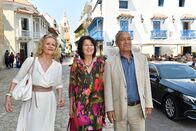 Das Traumschiff – Gemeinsam erkunden Rose (Claudia Rieschel, l.), Hortense (Irene Kugler, M.) und Nazim (Tayfun Bademsoy, r.) die kolumbianische Stadt Cartagena.