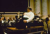 King Ralph – Der ungehobelte Barpianist Ralph Jones (John Goodman, M.) ist entfernt mit der englischen Königsfamilie verwandt. Als die Royals bei einem Unfall plötzlich alle sterben, muss Ralph die Thronfolge antreten, was zu einem heillosen Durcheinander im Königshaus führt ...