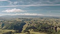 Vulkane in Neuseeland – Der Ruapehu im Hintergrund ist der höchste Vulkan Neuseelands und versorgt den Wald um ihn herum mit Mineralien und Nährstoffen.