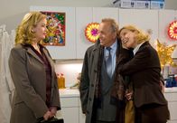In aller Freundschaft – Prof. Dr. Gernot Simoni (Dieter Bellmann, Mitte) und Oberschwester Ingrid Rischke (Jutta Kammann, rechts) küssen sich unter einem Mistelzweig. Das soll bekanntlich Glück bringen. Da kommt Sarah Marquardt (Alexa Maria Surholt) dazu. Die findet so etwas kitschig.