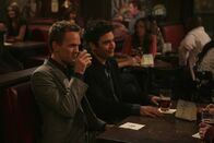 How I Met Your Mother – Nachdem sie von der Taktik "nackter Mann" erfahren haben, wollen Ted (Josh Radnor, r.) und Barney (Neil Patrick Harris, l.) ihr Glück auch versuchen ...