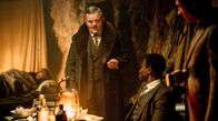 Davos 1917 – Sind ins Bergwerk geflüchtet (v. li. n. re.): Helen Taylor (Anna Holmes) und ihr Gatte General Taylor (Cornelius Obonya), Zaire (Welket Bungué) und Dr. Mangold (David Kross)