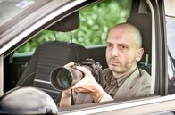 WaPo Bodensee – Privatdetektiv Josef Stocker (Branko Tomovic) observiert Vera Romberg.
