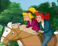 Bibi und Tina – Bibi (l.) freundet sich während ihrer Reitferien mit Tina (r.), der Tochter der Pächterfamilie, an. Die beiden Mädchen verstehen sich prima.