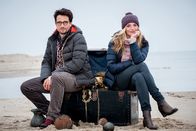 Reiff für die Insel – Katharina Reiff (Tanja Wedhorn) und der Berliner Archäologe Jens Jeschen (Oliver Mommsen) mit dem Schatz des Wikingerfürsten Godefrid