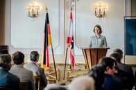 Charité – Dr. Ella Wendt (Nina Gummich) hält ihren Vortrag über Blutgruppenforschung.