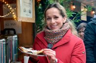 Wunderschön! – Moderatorin Tamina Kallert beim Waffelessen auf dem Weihnachtsmarkt im Wildwald Arnsberg-Vosswinkel.
