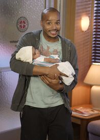 Scrubs - Die Anfänger – Stolz präsentiert Turk (Donald Faison) sein Baby ...