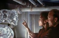 Abyss - Abgrund des Todes – Bud Brigman (Ed Harris) und seine Ehefrau Lindsey (Mary Elizabeth Mastrantonio) müssen ihren Scheidungskrieg verschieben, um mit ihrer Tauchstation nicht unterzugehen.