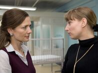 In aller Freundschaft – Eva Sauer (Julia Bähre, rechts) trifft in der Klinik auf ihre Therapeutin Christina Buchmann (Iris Böhm). Eva ist bei ihr in Behandlung wegen ihrem mangelnden Selbstwertgefühl und Verlustängsten gegenüber ihrem Mann Bernd. Christina muss Eva klarmachen, dass sie jetzt die Rolle des Stärkeren in ihrer Beziehung übernehmen muss, bis es ihrem Mann wieder besser geht.