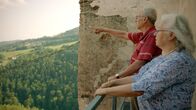 Hier lässt sich's leben – Burgbesitzer Ingrid und Karl Vetter von der Lilie genießen den Ausblick vom Dach ihrer Burg, Burg Neuhaus, Stubenberg