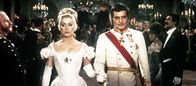 Mayerling – Als er mit seiner Geliebten Maria Vetsera (Catherine Deneuve) öffentlich auftritt, sorgt Kronprinz Rudolf (Omar Sharif) für einen Skandal.