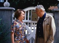 Ich heirate eine Familie – Onkel Rudolf (Hans Holt, r.) mit seiner Haushälterin Josefa (Helly Servi, l.).