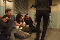 Take Down – Müssen darauf hoffen, dass ihre Eltern die geforderte Lösegeldsumme zahlen: (v.l.n.r.) James (Max Deacon), James (Dominic Sherwood), Paloma (Thalissa Teixeira) und Fayed (Umar Malik) ...