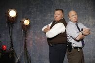 Brooklyn Nine-Nine – (6. Staffel) - Scully (Joel McKinnon Miller, l.); Hitchcock (Dirk Blocker, r.)