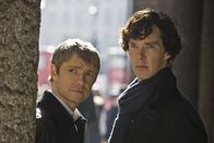 Sherlock – Dr. John Watson (Martin Freeman, l.); Sherlock Holmes (Benedict Cumberbatch, r.)