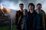 Super 8 – Während der entgleiste Zug alles in Schutt und Asche legt, bahnt sich etwas seinen Weg aus den Trümmern, welches das Leben von (v.l.n.r.) Martin (Gabriel Basso), Cary (Ryan Lee), Joe (Joel Courtney) und Charles (Riley Griffiths) für immer verändern wird ...