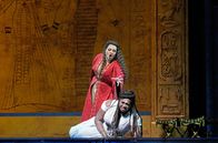 Giuseppe Verdi: Aida – Judit Kutasi als Amneris (hi.) und Angel Blue (vo.) in der Titelrolle: Die Widersacherinnen geraten in eine komplizierte Dreiecksgeschichte.