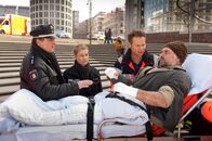 Notruf Hafenkante – Enno Rüfken (Jophi Ries, r.) ist zusammengebrochen und wegen irgendetwas in großer Sorge. Dr. Haase (Fabian Harloff, 2.v.r.), Franzi (Rhea Harder, 2.v.l.) und Hans (Bruno F. Apitz, l.) kümmern sich.