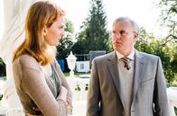 Hubert ohne Staller – Die Ex-Eheleute Julia Feind (Silke Franz, l.) und Dr. Wilfried Feind (Arthur Klemm, r.) haben immer noch Streit.