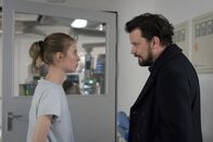 Nachtschicht – Krankenschwester Emma (Nora von Waldstätten, l.) wird von ihrem eifersüchtigen Ex-Ehemann Mario (Sascha Alexander Gersak, r.) verfolgt.