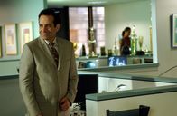Monk – Die Arbeit als Bürogehilfe liegt dem schrulligen Ermittler (Tony Shalhoub) erstaunlicherweise sehr gut. Auch von seinen neuen Kollegen wird er sofort akzeptiert ...
