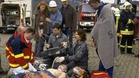 Die Rettungsflieger – Thomas (Ulrich Bähnk, 3.v.r.) und Ilona (Julia Heinemann, 2.v.r.) kämpfen um das Leben der Verletzten, die bei einer schweren Verpuffung auf der Reparaturwerft verunglückt sind.