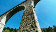 Eisenbahn-Romantik – Das Ravenna Viadukt der Höllentalbahn von unten gesehen.