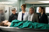Rentnercops – Der ermordete Ex-Junkie Julius (Jascha Baum, liegend) war clean. Dr. Rosalind Schmidt (Helene Grass, 2.v.l.) erläutert Edwin Bremer (Tilo Prückner, l.), Günter Hoffmann (Wolfgang Winkler, 2.v.r.) und Vicky Adam (Katja Danowski, r.) die Laborergebnisse.