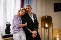 Sturm der Liebe – Christoph (Dieter Bach, r.) spendet der gebrochenen Alexandra (Daniela Kiefer, l.) Trost.