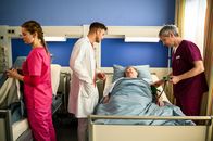 Bettys Diagnose – Frida Winterberg (Johanna Hens, l.), Dr. Paul Eckart (Florian Frowein, M.), eine Patientin (Komparsin), Boris Niesmüller (Matthias Bundschuh, r.)