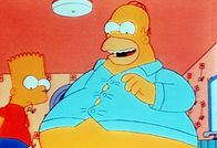 Die Simpsons – "Die Simpsons", "Der behinderte Homer." Im Kernkraftwerk gilt eine neue Regel. Mitarbeiter mit Übergewicht gelten fortan als behindert und dürfen zu Hause arbeiten. Homer futtert sich die nötigen Kilos an und bedient das Kernkraftwerk von seinem Haus aus - wenn er nicht gerade im Kino ist. Genau zu diesem Zeitpunkt passiert ein Zwischenfall an seinem Arbeitsplatz. Der Reaktor droht zu explodieren.