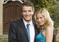 Lena - Liebe meines Lebens – Die Hauptdarsteller der Telenovela «Lena - Liebe meines Lebens»: Max Alberti als David von Arensberg, Jessica Ginkel als Lena Sander (Copyright SRF)