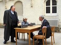 Der Dicke – MDR Fernsehen DER DICKE II. STAFFEL FOLGE 23, "Auf Messers Schneide" Uhr. Christinas (Gisela Schneeberger, M.) alter Freund Martin Brüggmann (Walter Kreye, r.) ist wegen Mordverdachts verhaftet worden. Auf ihre Bitte hin ringt sich Gregor Ehrenberg (Dieter Pfaff, l.) dazu durch, die Verteidigung seines langjährigen Gegners zu übernehmen,