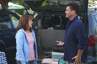 The Middle – Frankie (Patricia Heaton, l.); Bill (Pat Finn, r.)