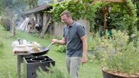 Heimat Österreich: Rund um Rottenmann – Koch Martin Pfarrsbacher beim Kochen im Freien in Villmannsdorf in Rottenmann.