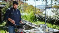 Zu Tisch ... – Zu Tisch Pindosgebirge – Grichenland Ilias Efthimiou kocht Kritharoto: Reisnudeln mit verschiedenen Pilzen. Copyright: SRF/Berlin Producers/Thomas Funk