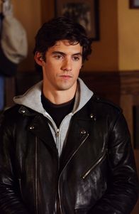 Gilmore Girls – Um Stars Hollow verlassen zu können, muss Jess (Milo Ventimiglia) warten, bis sein Auto repariert ist und treibt in der Zwischenzeit die Bewohner und vor allem Rory beinahe in den Wahnsinn ...