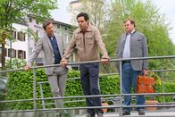 Die Rosenheim-Cops – Sven Hansen (Igor Jeftic l.) und Tobias Hartl (Michael A.Grimm r.) ermitteln und befragen den Verdächtigen Eduardo Zanelli( Daniel Montoya m.)