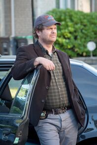Backstrom – Eine Brandserie ruft Backstrom (Rainn Wilson) auf den Plan und lässt ihn an der Tugendhaftigkeit einiger Männer zweifeln ...