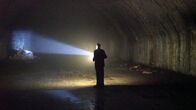 Lost Places - Geheime Welten – MiG-Kampfpilot Hasan Imamovi? in den Höhlen des ehemaligen jugoslawischen Militärflugplatzes Željava. Für diesen Stützpunkt wurden 3,5 Kilometer Tunnel in den Berg gesprengt.