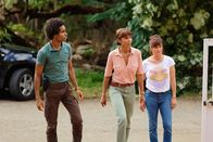 Deadly Tropics – Aurélien (Julien Béramis, l.), Gaëlle (Béatrice de la Boulaye, r.) und Mélissa (Sonia Rolland, M.) verfolgen Hinweise, die zur Spur des Täters führen könnten.