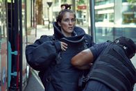 Trigger Point – Danny (Eric Shango) hilft Lana (Vicky McClure) vor dem Einsatz in den schweren Schutzanzug.