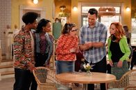 Call Me Kat – (v.l.n.r.) Carter (Julian Gant); Randi (Kyla Pratt); Kat (Mayim Bialik); Max (Cheyenne Jackson); Sheila (Swoosie Kurtz)